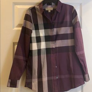 Woman Burberry shirt in purple color and size xs.